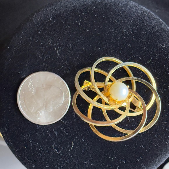 Gold Tone Flower Brooch Pin with Pearl Accent Elegant Vintage Style Jewelry - Picture 4 of 4